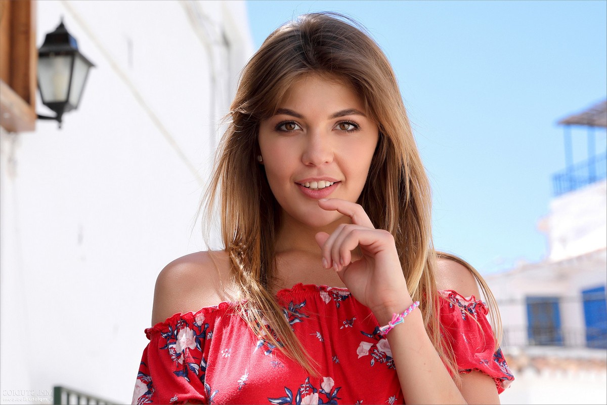 Decides que lo mejor es no ir a hablar con ella y prefieres quedarte atrás